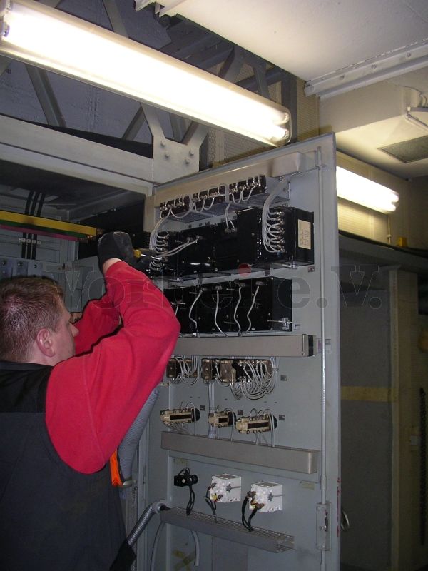 Installation originaler Messinstrumente der GSVBw-Siemens-Ausrüstung im Netzschaltfeld.
