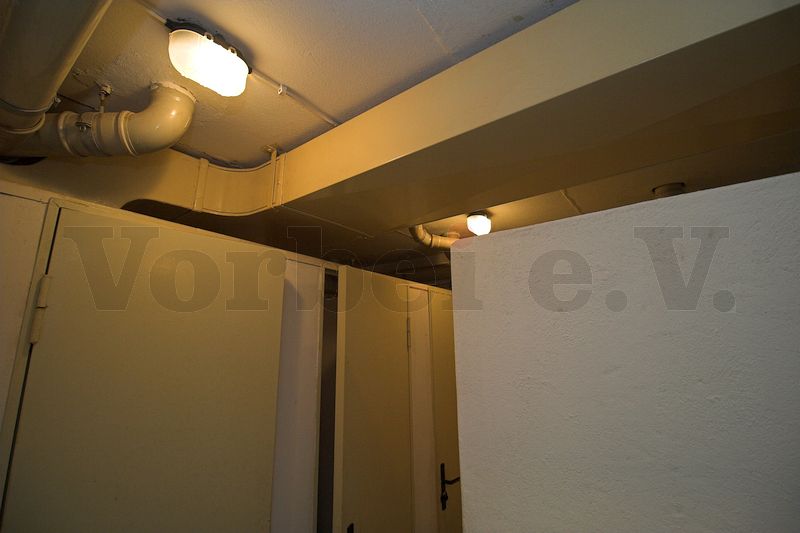 Die Leuchtmittel in den beiden originalen Deckenleuchten im Sanitärbereich des ersten Obergeschosses wurden ersetzt. Beide Deckenleuchten sind wieder voll funktionsfähig.